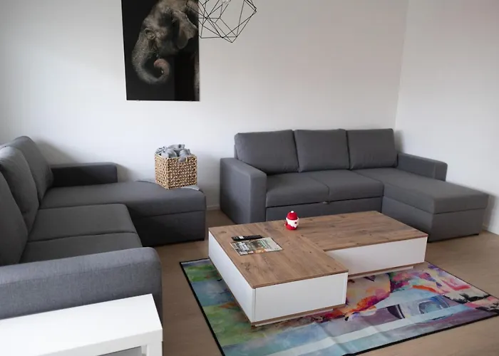 アパート The Head Elf - By Sharpcat